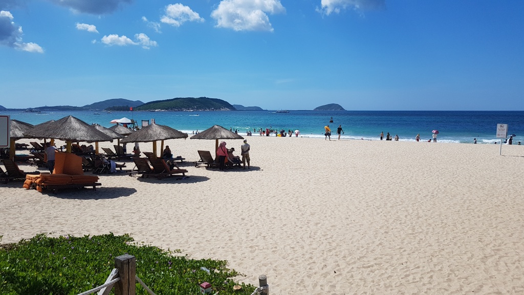 живописный пляж Ялонгбэй.jpg